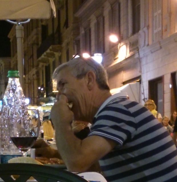 Sanremo, pizza mangiata con le mani