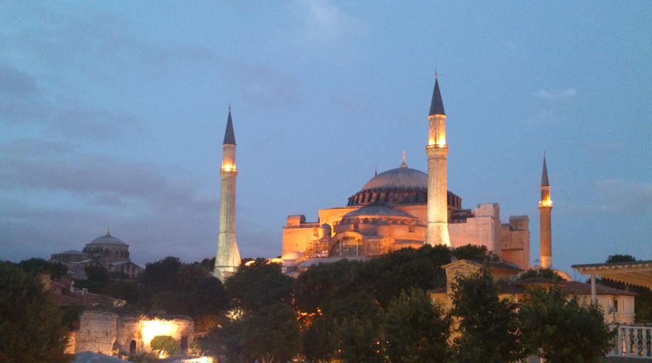 ISTANBUL, 27 giugno 2014  -  Basilica Santa Sofia di notte