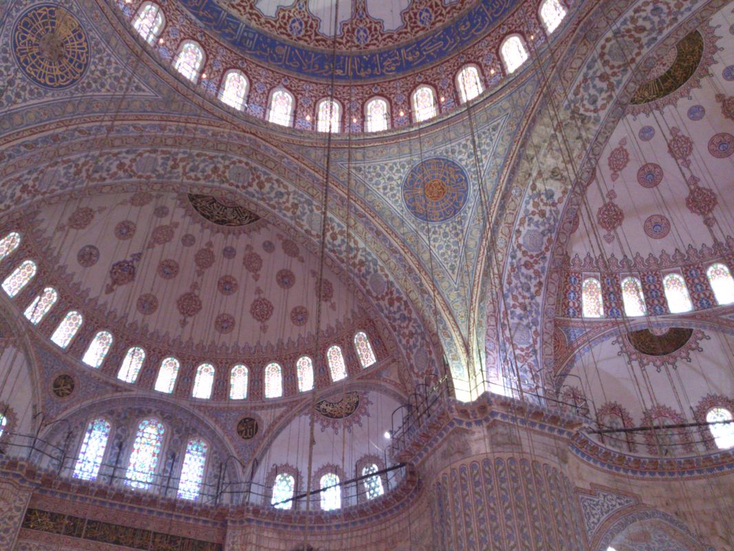 Istanbul, 30 giugno 2014. Sultan Ahmet cami. Interno della moschea blu.