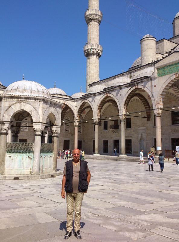 Istanbul, 30 giugno 2014. Sultan Ahmet cami. Cortile della moschea blu lato orientale