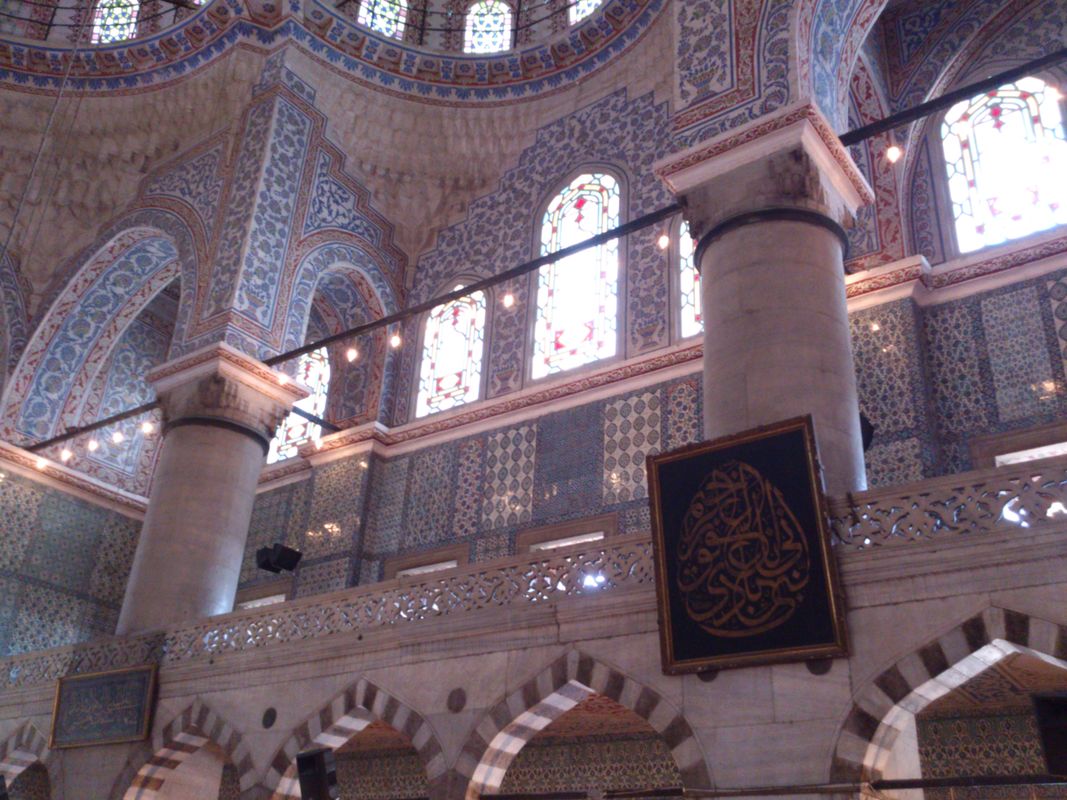 Istanbul, 30 giugno 2014. Sultan Ahmet cami. Interno della moschea blu.