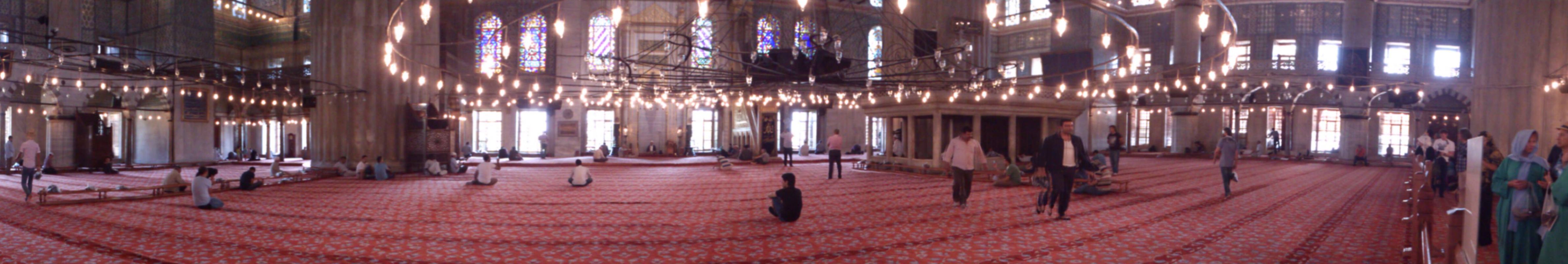 Istanbul, 30 giugno 2014. Sultan Ahmet cami. Interno della moschea blu.