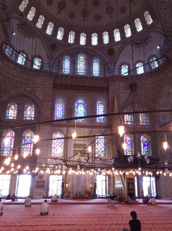 Istanbul, 30 giugno 2014. Sultan Ahmet cami. Interno della moschea blu.