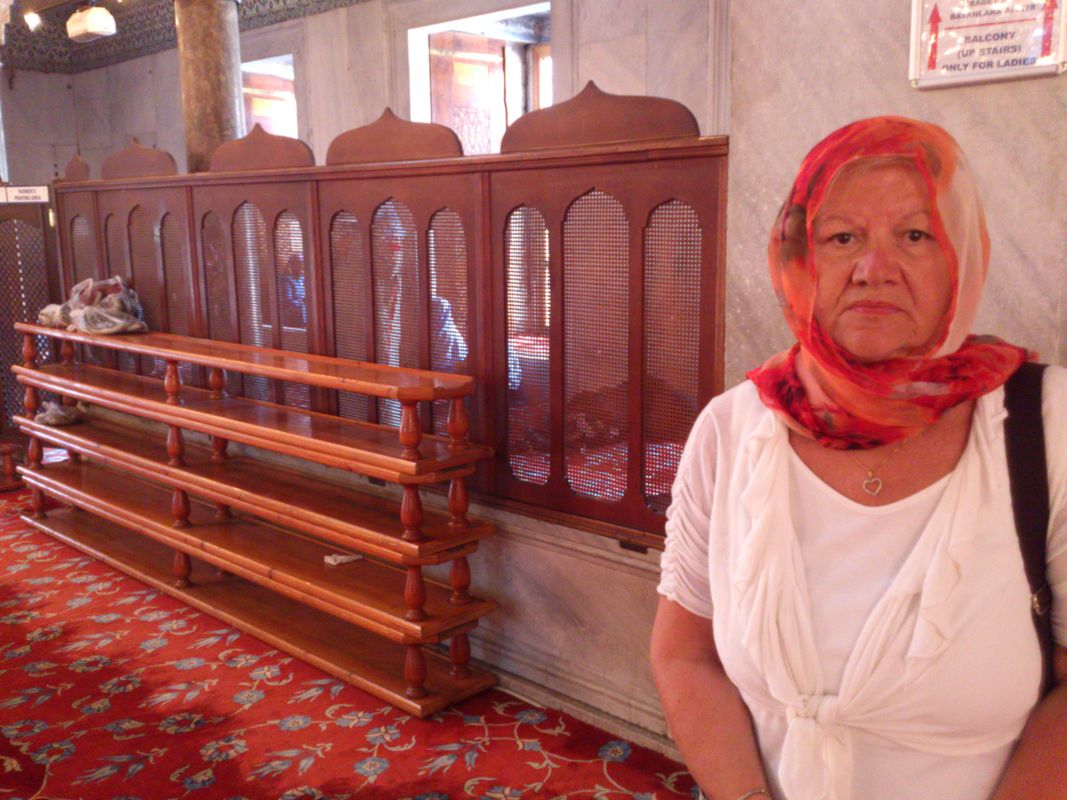 Istanbul, 30 giugno 2014. Sultan Ahmet cami. Interno della moschea blu. Oratorio femminile