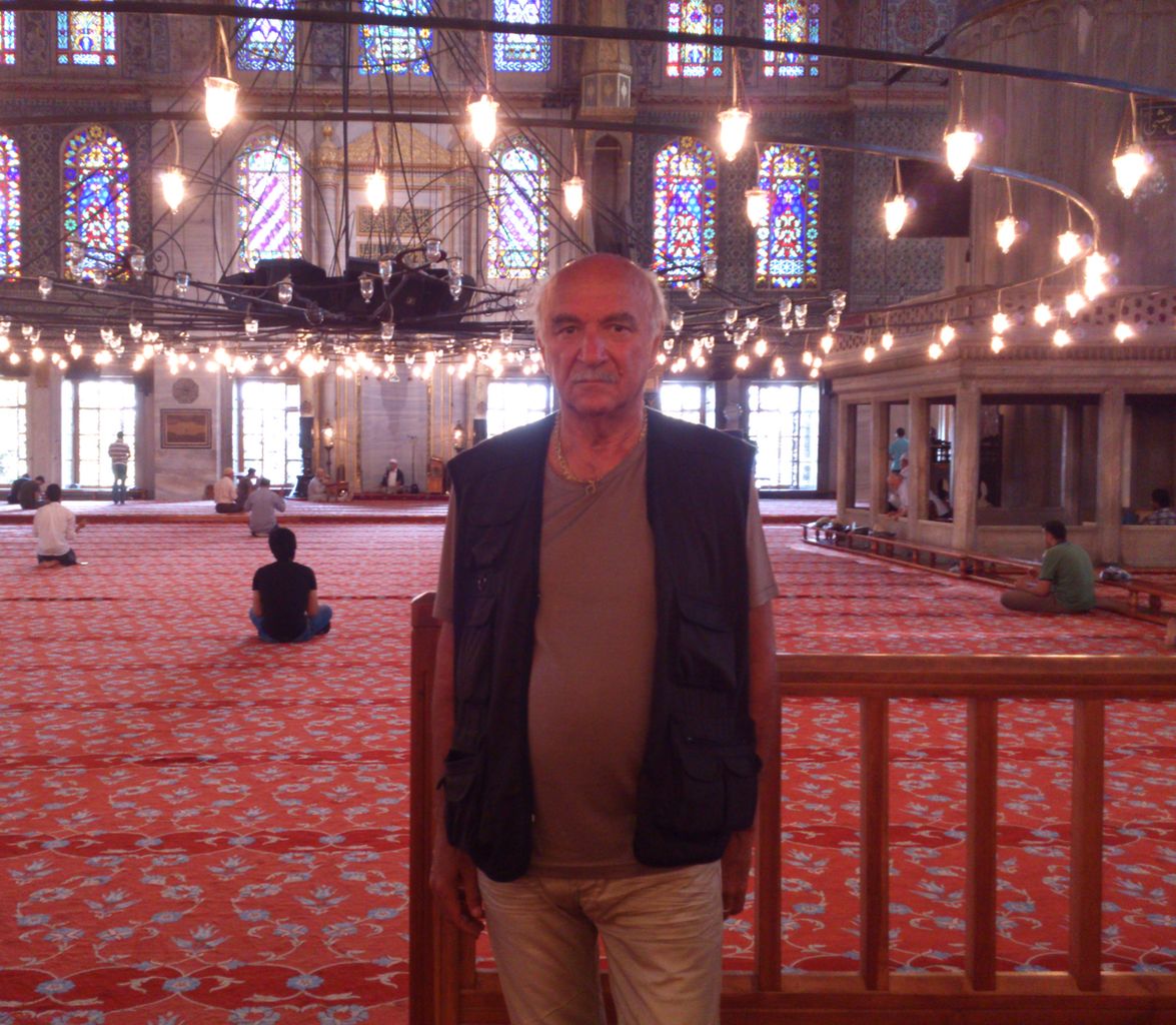 Istanbul, 30 giugno 2014. Sultan Ahmet cami. Interno della moschea blu.