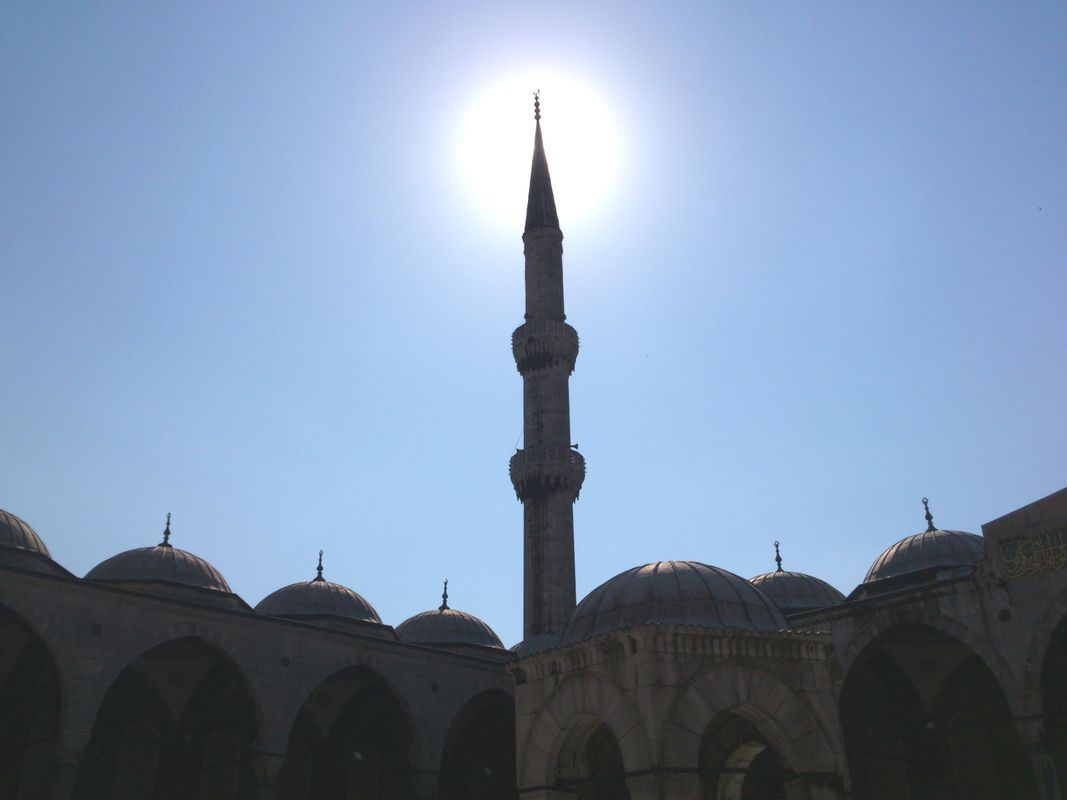 Istanbul, 30 giugno 2014. Sultan Ahmet cami. Minareto moschea blu.